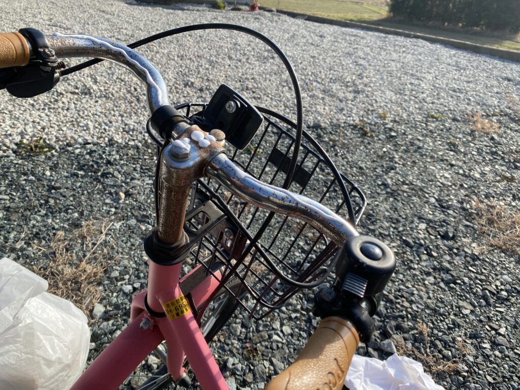 自転車のハンドルに錆び取りクリーナー塗布