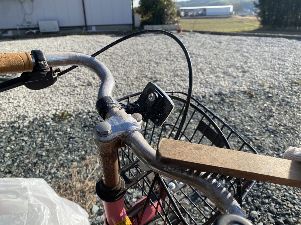 自転車のハンドルをワイヤーブラシで磨き中