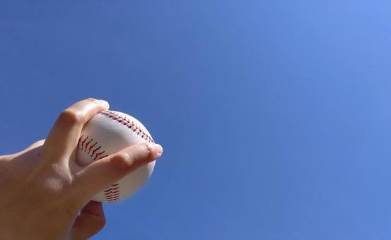 空に向けて野球ボール